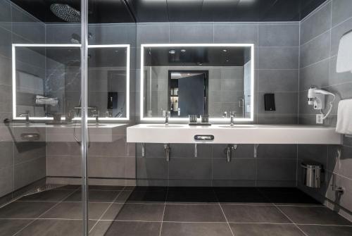 a bathroom with two sinks and a shower at Thon Hotel Svolvær in Svolvær