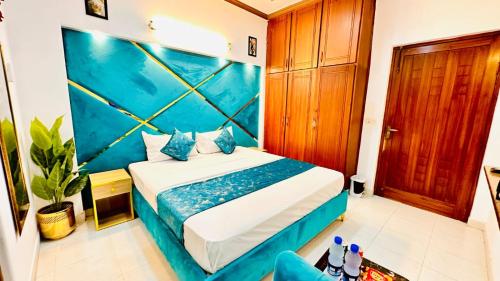 Postel nebo postele na pokoji v ubytování Lahore Guest House 4'9