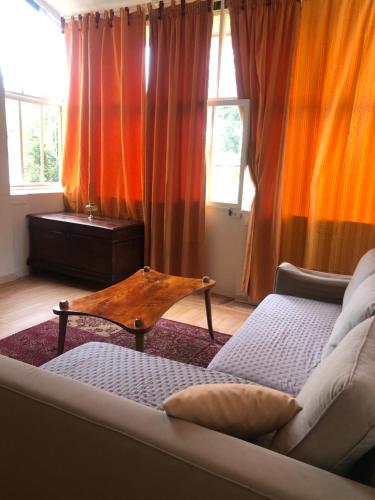 un salon avec un canapé et une table basse dans l'établissement Villa, à Saint-Germain-de-Lusignan