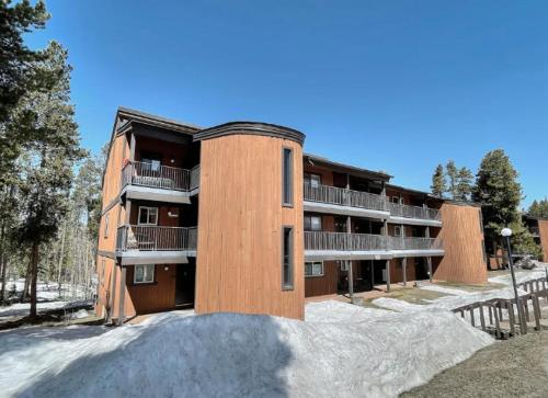 een groot gebouw met sneeuw ervoor bij Beaver Village Unit #0514 in Winter Park