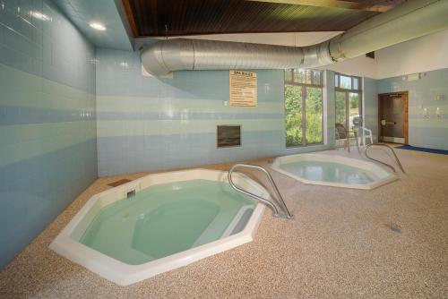 een badkamer met een jacuzzi in een kamer bij Beaver Village Unit #0514 in Winter Park