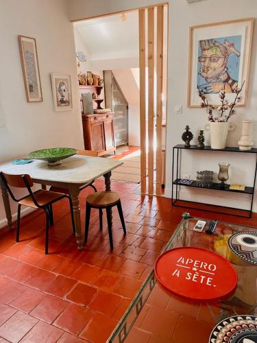 un salon avec une table et une salle à manger dans l'établissement ''Coco'' Coquet petit Loft au calme en centre ville de Sète, à Sète