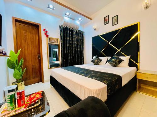 Postel nebo postele na pokoji v ubytování Lahore Guest House 4'9