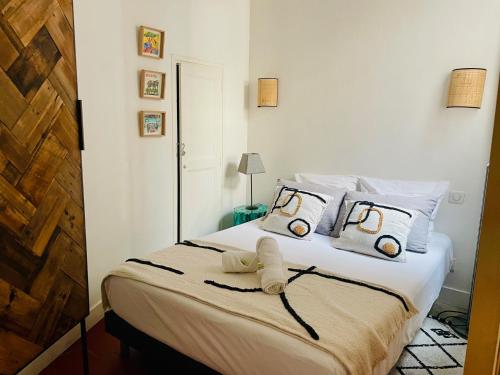 une chambre avec un lit avec des serviettes dessus dans l'établissement ''Coco'' Coquet petit Loft au calme en centre ville de Sète, à Sète