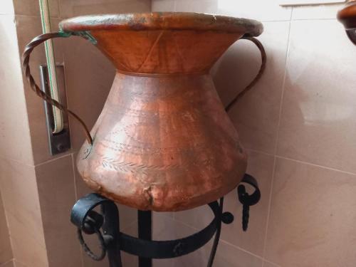 a vase sitting on a stand in a room at AL Bivacco in Scanzano