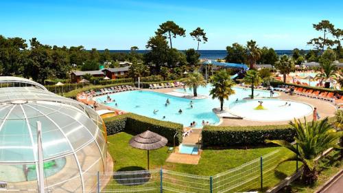 - une grande piscine dans un complexe avec des personnes dans l'établissement Un été au Cap Ferret, à Lège-Cap-Ferret