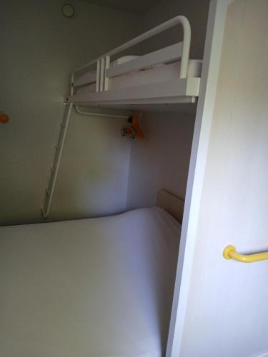 Palanda nebo palandy na pokoji v ubytování Unisotel Valenciennes EX-hôtel F1