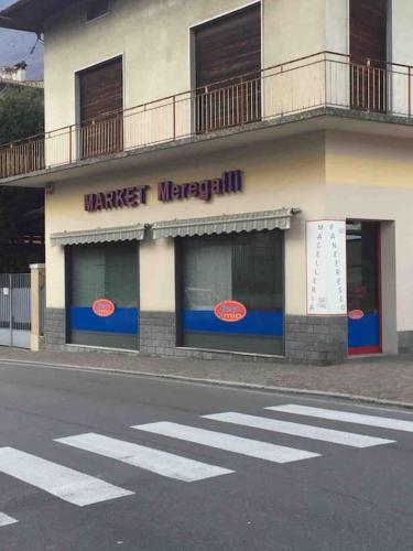 a building with a market margarita on the side of a street at Casa Ambra, 50m vom Comer See, 2 private Parkplätze in Tremezzo