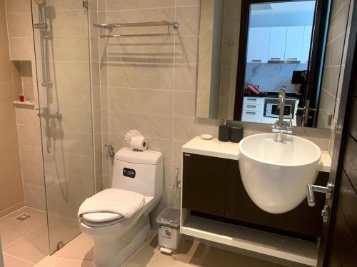 um banheiro com vaso sanitário, pia e chuveiro em Nice apartment with Pool in Patong Phuket direct on the beach em Kamala Beach