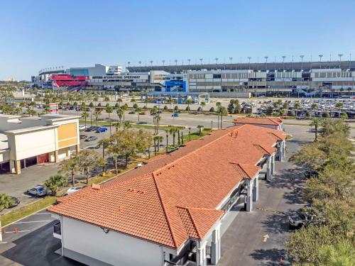 an overhead view of a parking lot with a row of roofs at Quality Inn Daytona Speedway - I-95 in Daytona Beach