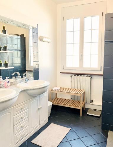 une salle de bain avec deux lavabos et un WC et un miroir dans l'établissement Maison pour 2 personnes avec piscine privative, à LʼIsle-en-Dodon