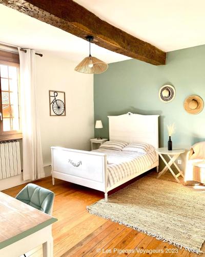 une chambre avec un lit blanc dans une pièce dans l'établissement Maison pour 2 personnes avec piscine privative, à LʼIsle-en-Dodon