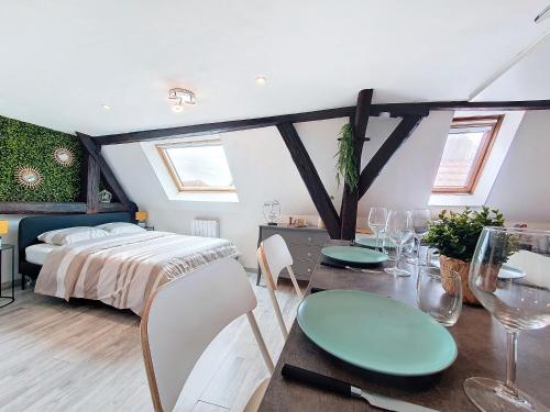 ein Schlafzimmer mit einem Bett und einem Tisch mit Stühlen in der Unterkunft LE MARCARON - Hypercentre Obernai - Confort - Lumineux in Obernai
