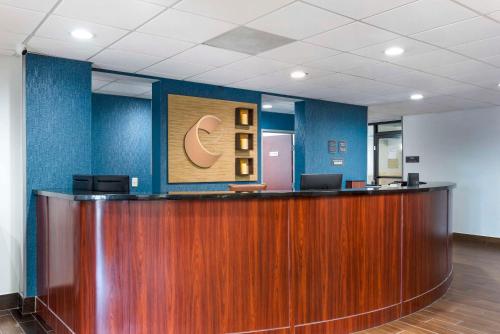 an office lobby with a reception desk and a sign on the wall at Comfort Suites Atlanta Airport in Forest Park