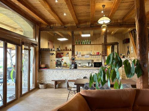 un salon avec un canapé et une table dans l'établissement La Ferme de Tart, à Verdonnet