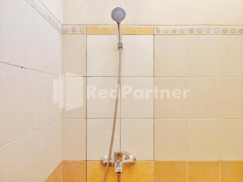 Koupelna v ubytování Mutiara Residence Near Simpang Lima Mitra RedDoorz