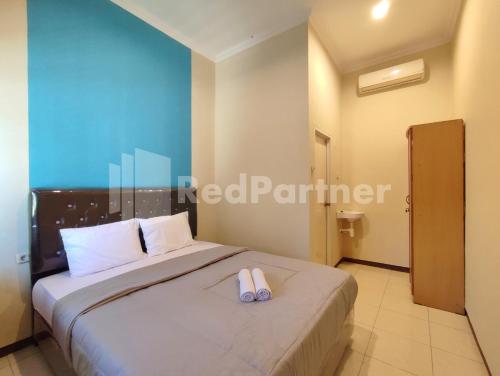 Postel nebo postele na pokoji v ubytování Mutiara Residence Near Simpang Lima Mitra RedDoorz