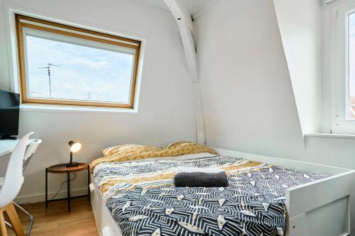 une chambre avec un lit et une fenêtre dans l'établissement Lille Centre, Studio Idéal, à Lille