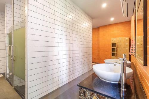Ένα μπάνιο στο Lsq Venetian Condo 1 bedroom luxury with pool & gym access