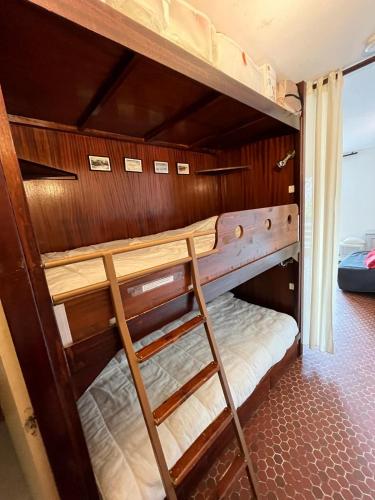 quelques lits superposés dans une chambre dans l'établissement Pla d'Adet- Studio 4 personnes Armazan, à Saint-Lary-Soulan