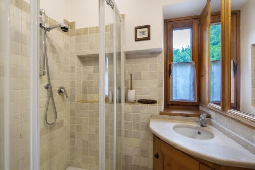 a bathroom with a shower and a sink and a shower at Casa San Giovanni 1 a Vinigo in Vinigo
