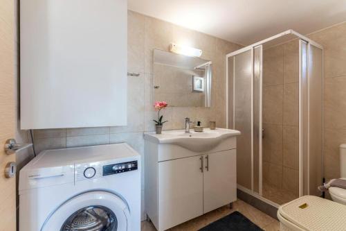 Bilik mandi di Spacious And Modern Apartment