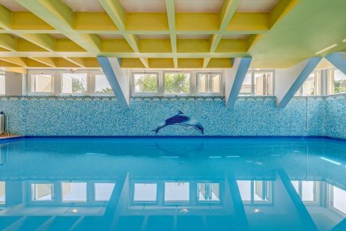 Blue Dolphin Apartment - Private indoor Pool, Jacuzzi, Garden