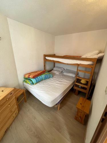 une petite pièce avec deux lits superposés dans l'établissement Schuss Pied des Pistes!, à Saint-Lary-Soulan