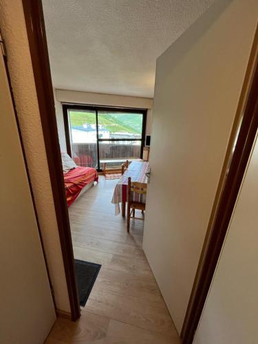 - un couloir d'une maison avec vue sur une chambre dans l'établissement Schuss Pied des Pistes!, à Saint-Lary-Soulan