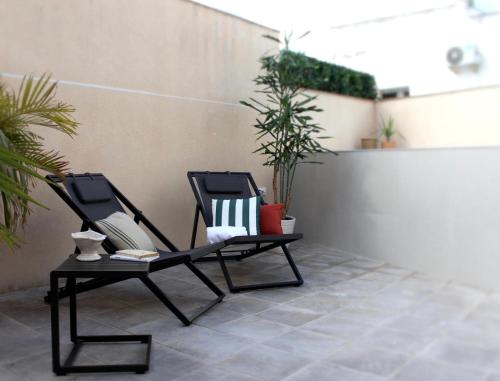 a black chair sitting on top of a patio at Hostal Benalup Atalaya in Benalup Casas Viejas
