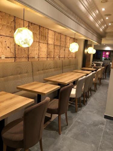Εστιατόριο ή άλλο μέρος για φαγητό στο Best Western Le Duguesclin Hôtel-Restaurant