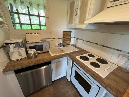 Cuisine ou kitchenette dans l'établissement Chalet au Pla d'Adet
