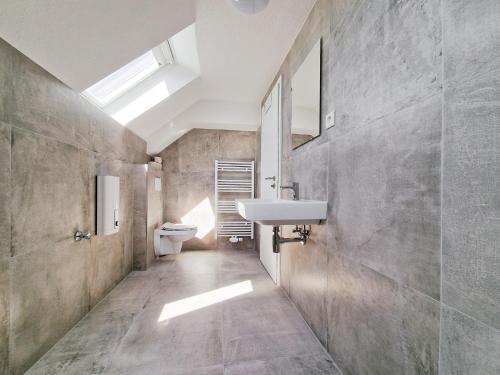 Fotografie z fotogalerie ubytování Tolstov House - Stadthaus - 10 Schlafzimmer v destinaci Viersen