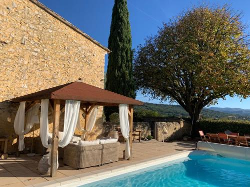 un patio avec un gazebo et une piscine dans l'établissement Maison des lavandes, à Villars