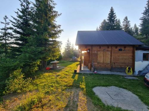 ベラネにあるVikendica Čarolijaの森の隣の庭にある丸太小屋