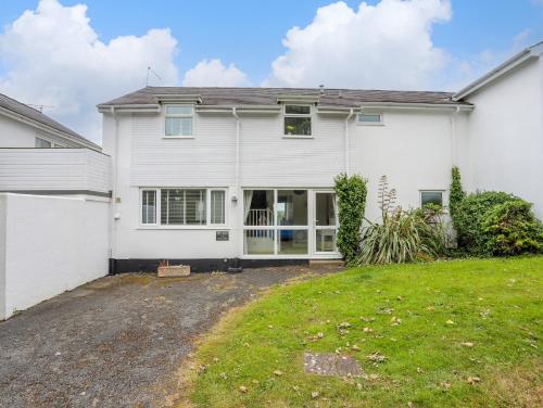 a white house with a yard at Mor Glas in Abersoch