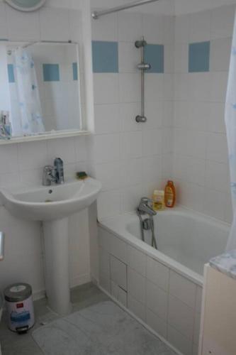 Salle de bains dans l'établissement La maison Aquarelle 6 couchages