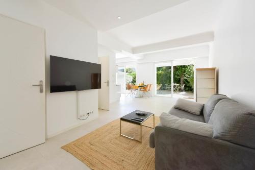 1-bedroom apartment walk to beach garage