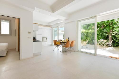 1-bedroom apartment walk to beach garage