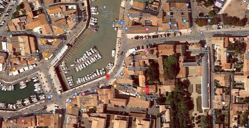 une carte d'une ville avec des bâtiments et une rivière dans l'établissement T3 on the port with rooftop and parking, à Saint-Martin-de-Ré