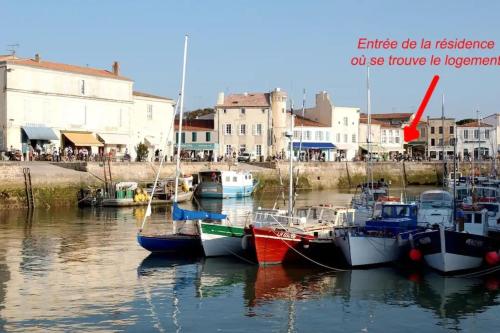 un groupe de bateaux est amarré dans un port dans l'établissement T3 on the port with rooftop and parking, à Saint-Martin-de-Ré