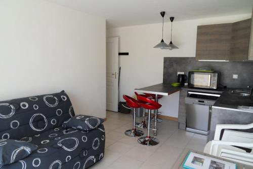 un salon avec un canapé et une cuisine dans l'établissement Cozy nest close to the sea, au Pouliguen