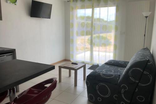 un salon avec un canapé et une table dans l'établissement Cozy nest close to the sea, au Pouliguen