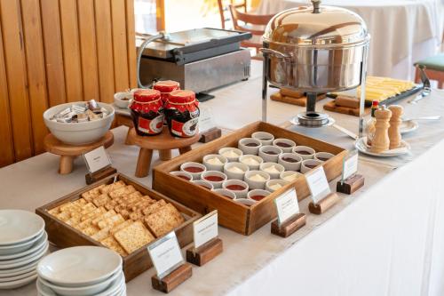 Una exhibición de comida en una mesa en una cocina. en Gran Hotel Panamericano, en San Carlos de Bariloche