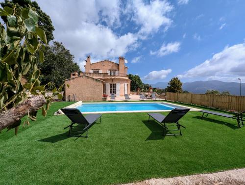 une piscine devant une maison avec deux chaises dans l'établissement Happyfew La villa Gattieres, à Gattières