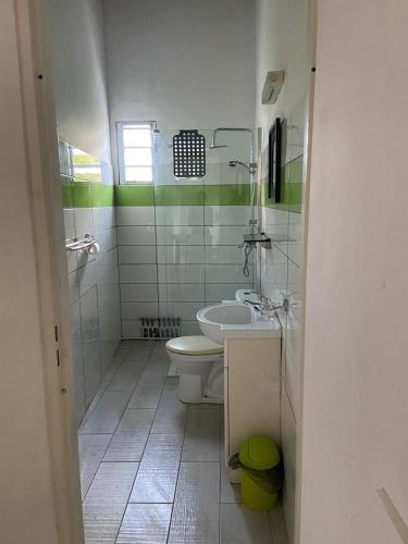 Un baño con un inodoro blanco y un lavabo. en Sunrise, en Sainte-Anne