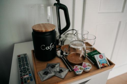 a table with a coffee maker and a blender at Alpakas, Lamas und Rentiere zum Grünen See in Grossdorf