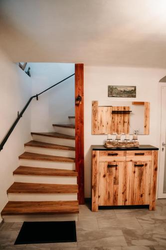 a staircase in a house with a wooden stair case at Alpakas, Lamas und Rentiere zum Grünen See in Grossdorf