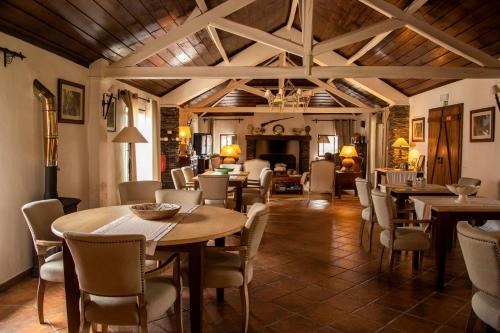 une salle à manger avec tables et chaises dans l'établissement Herdade das Barradas da Serra, à Grândola