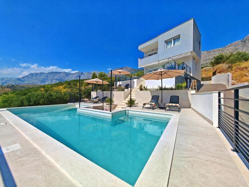 Bazén v ubytovaní Luxury Holiday Home Dioniz alebo v jeho blízkosti
